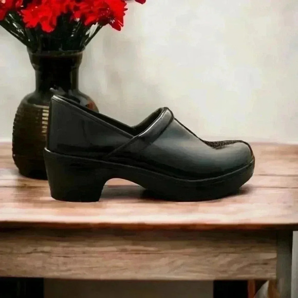 Lands End Women Camden Clog Black Patent Size 9 US.  Minor Scuffing - See pics - Picture 3 of 8